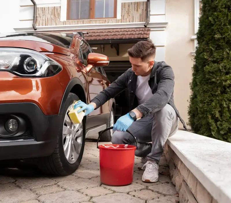 Lavage auto à domicile Ajac : professionnel intervenant sur un véhicule